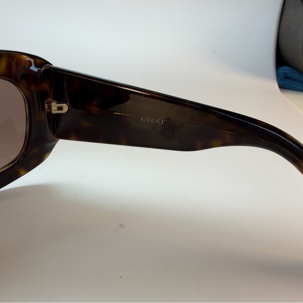 Vintage Gucci Black & Tortoise Sunglasses with Gold GG Emblem - Picture 4 of 9